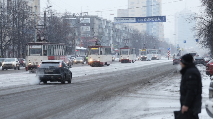 В Челябинске водителю трамвая стало плохо, женщину увезли на скорой в больницу