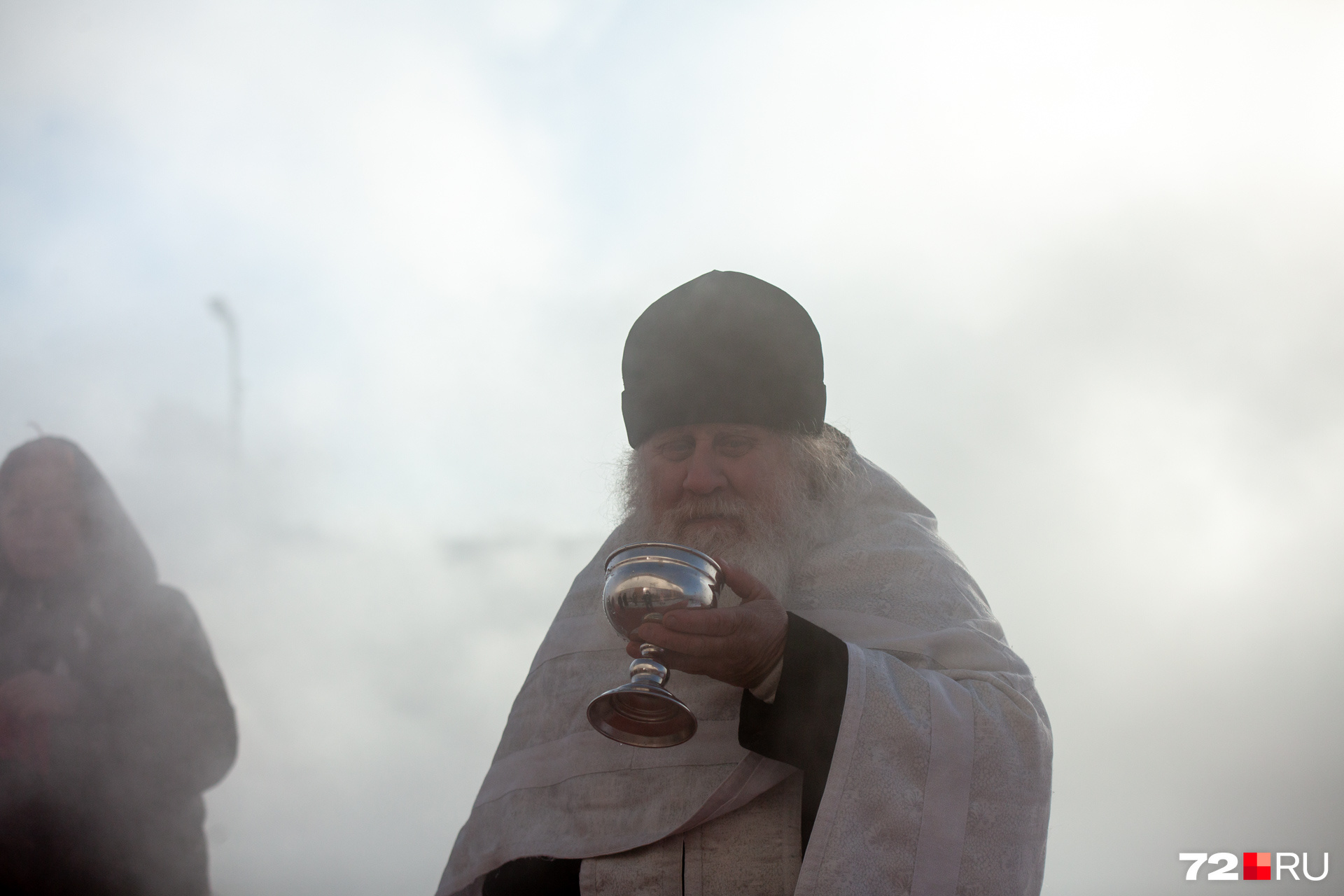После окропления священник испил святую воду из чаши