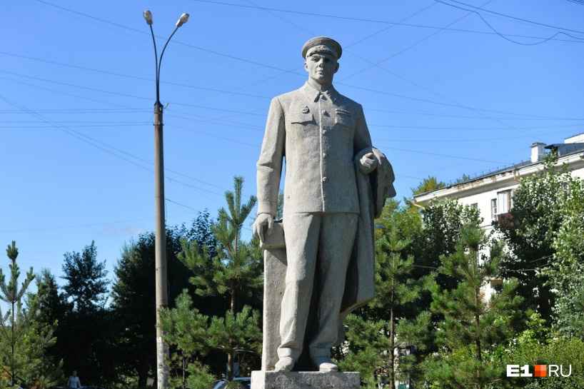 Памятник (скорее всего) Ватутину Памятник (скорее всего) Ватутину