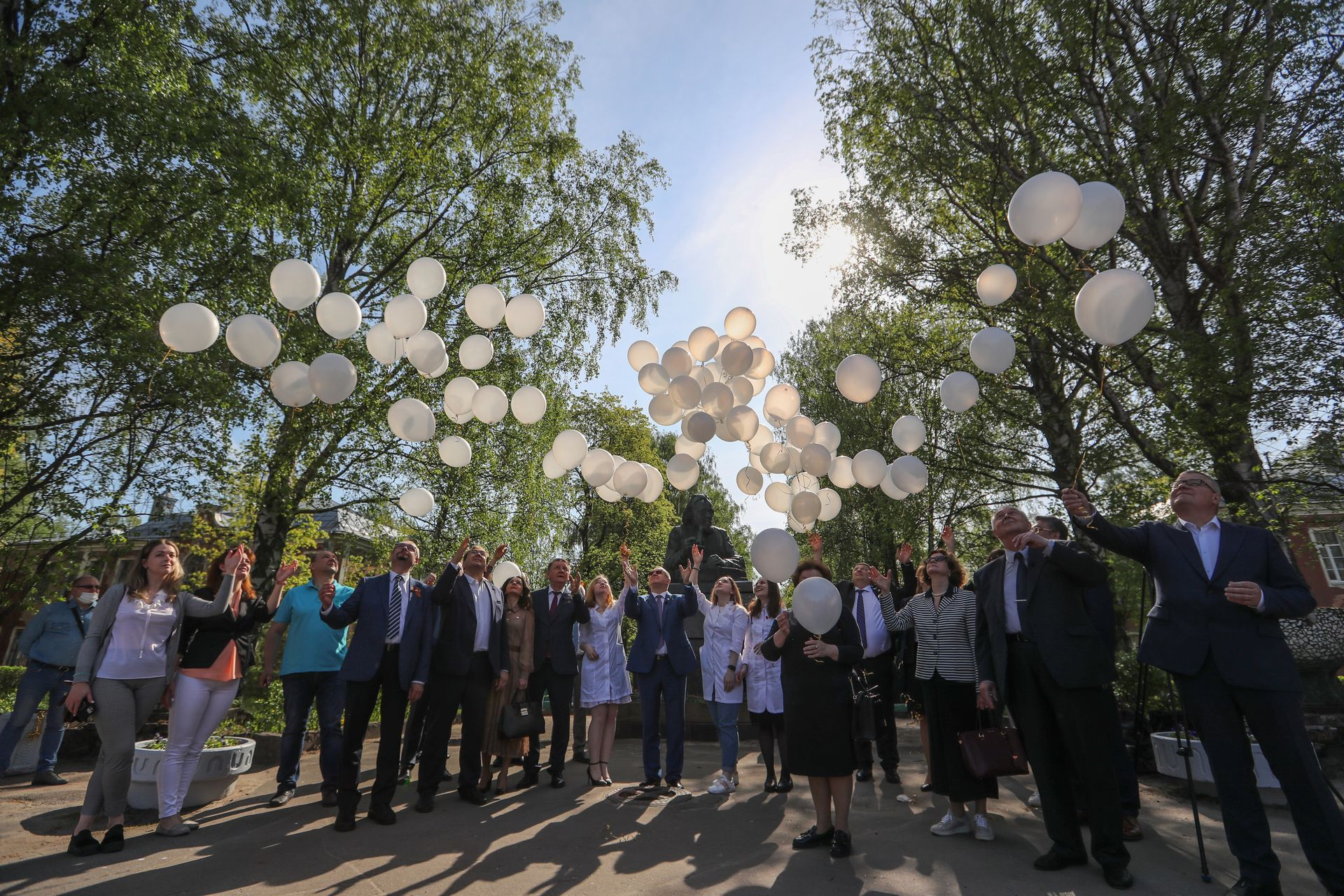 Акция памяти медикам, погибшим в период коронавируса, и возложение цветов к памятнику И.И. Мечникова
