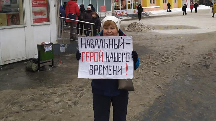 «Навальный — герой нашего времени!» В Екатеринбурге задержали 79-летнюю пенсионерку, стоявшую с плакатом