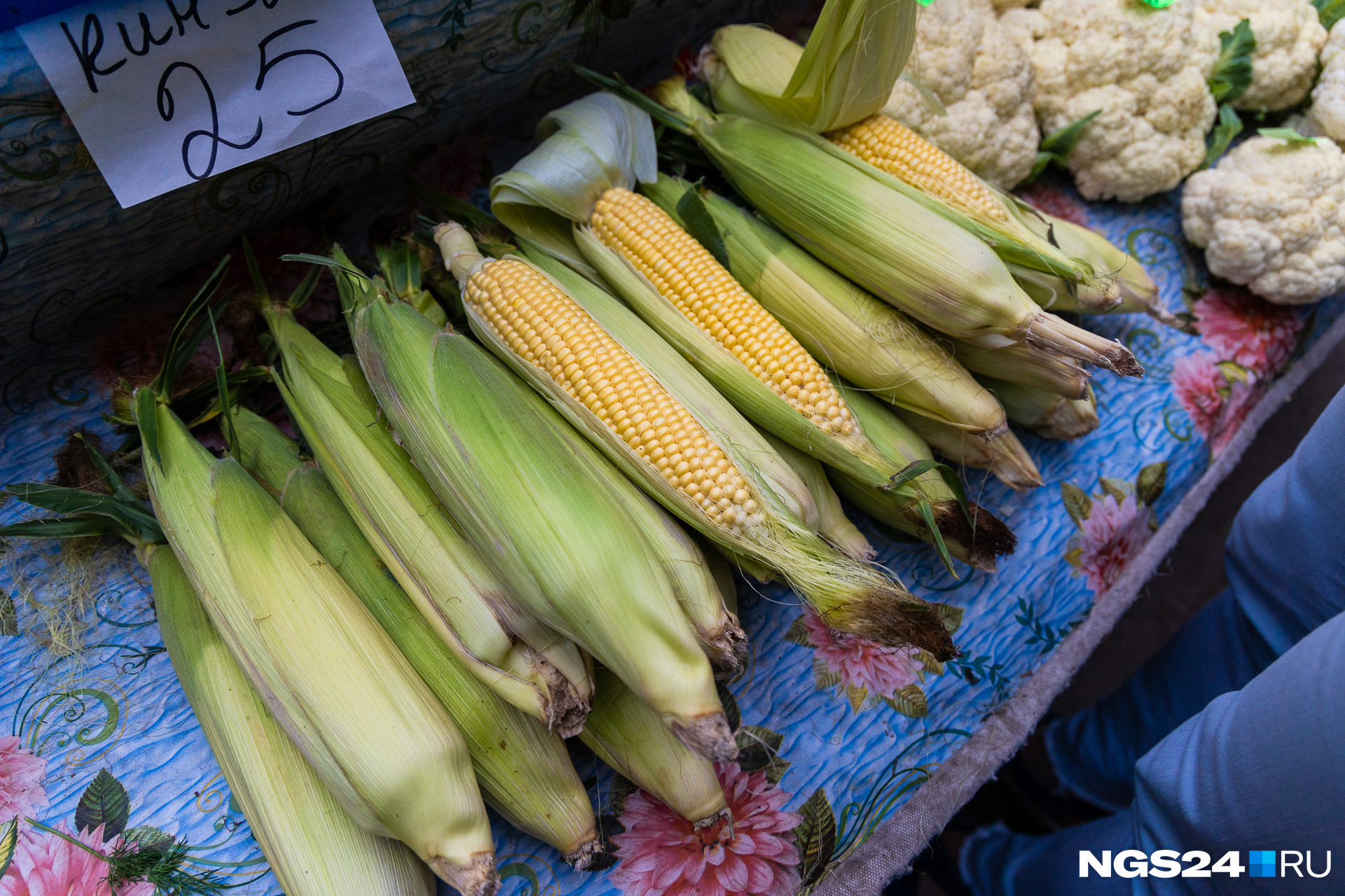 Овощи на рынке впечатляют размерами. Кукурузу продают по 45 рублей за початок