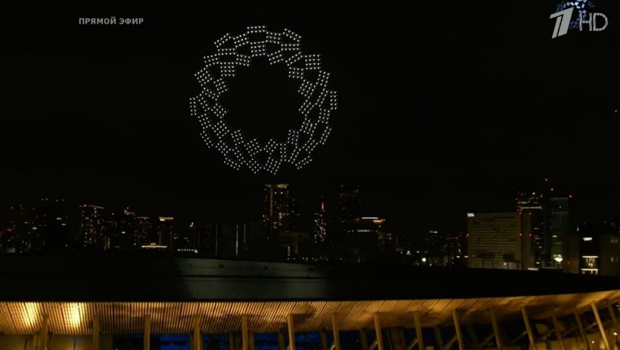 Дроны выстраиваются в эмблему Олимпийских игр в Токио
