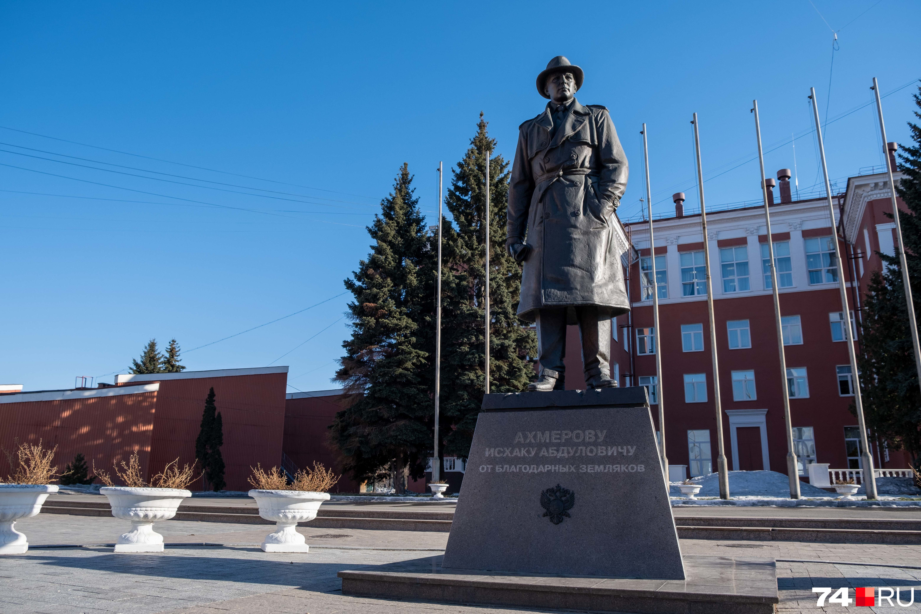 Памятник Ахмерову в Челябинске открывали с размахом, но спустя шесть лет о нем мало кто помнит