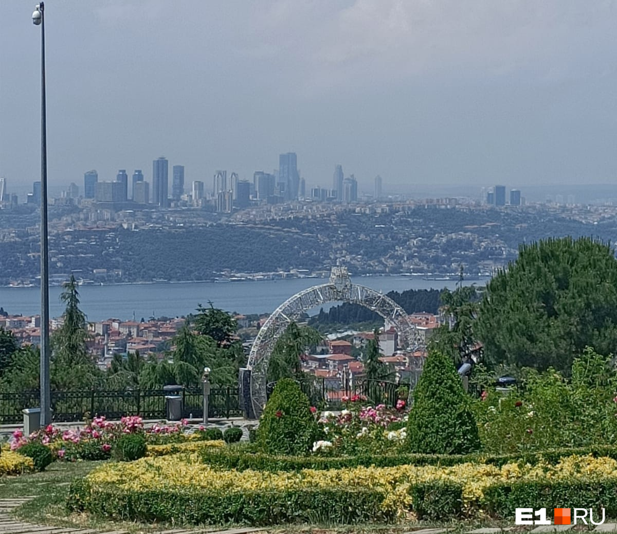 Вид с холма Чамлыджа на европейскую часть Стамбула