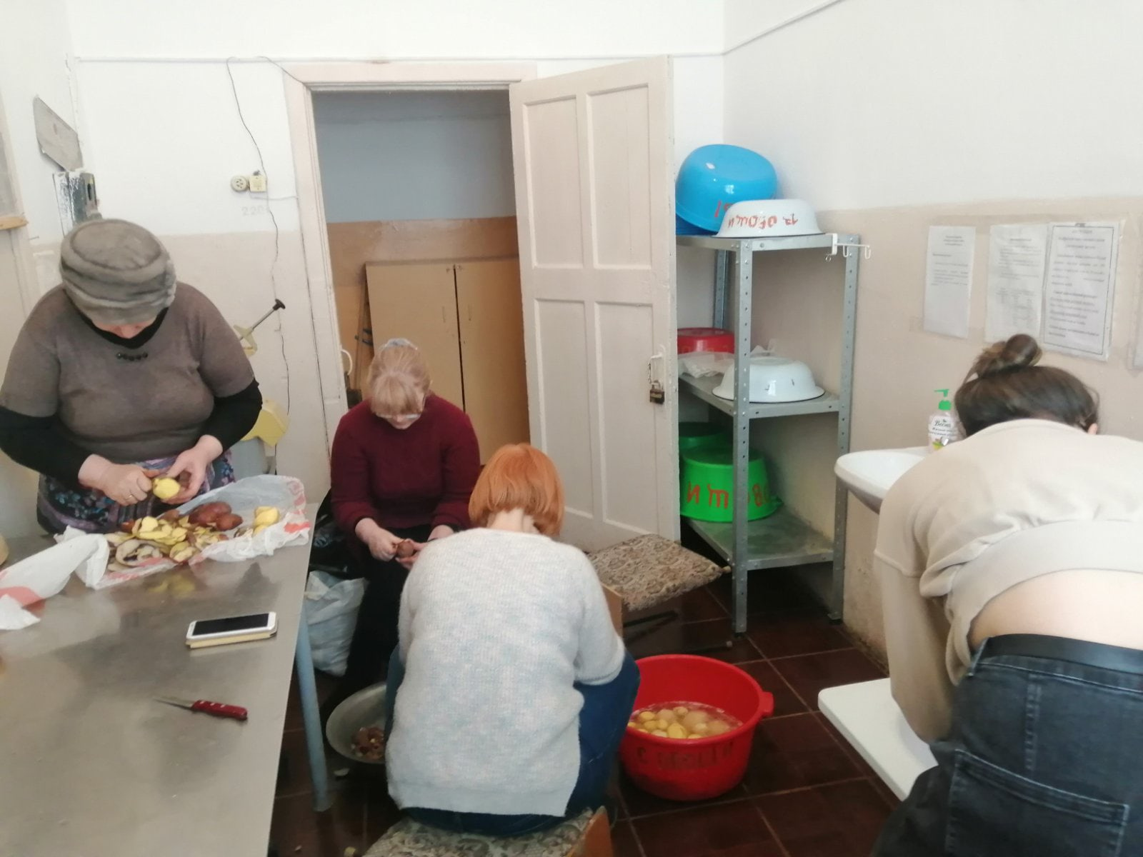 Все сообща готовят завтраки и обеды... Все сообща готовят завтраки и обеды...