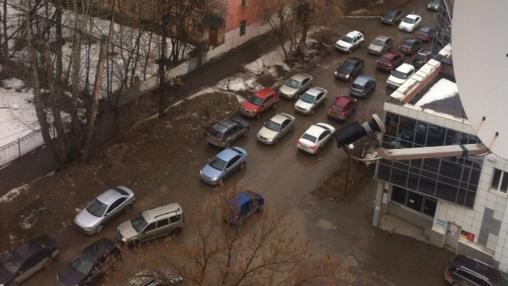 Пробки встали во дворах. Как Пермь переживает первый день реконструкции улицы Попова