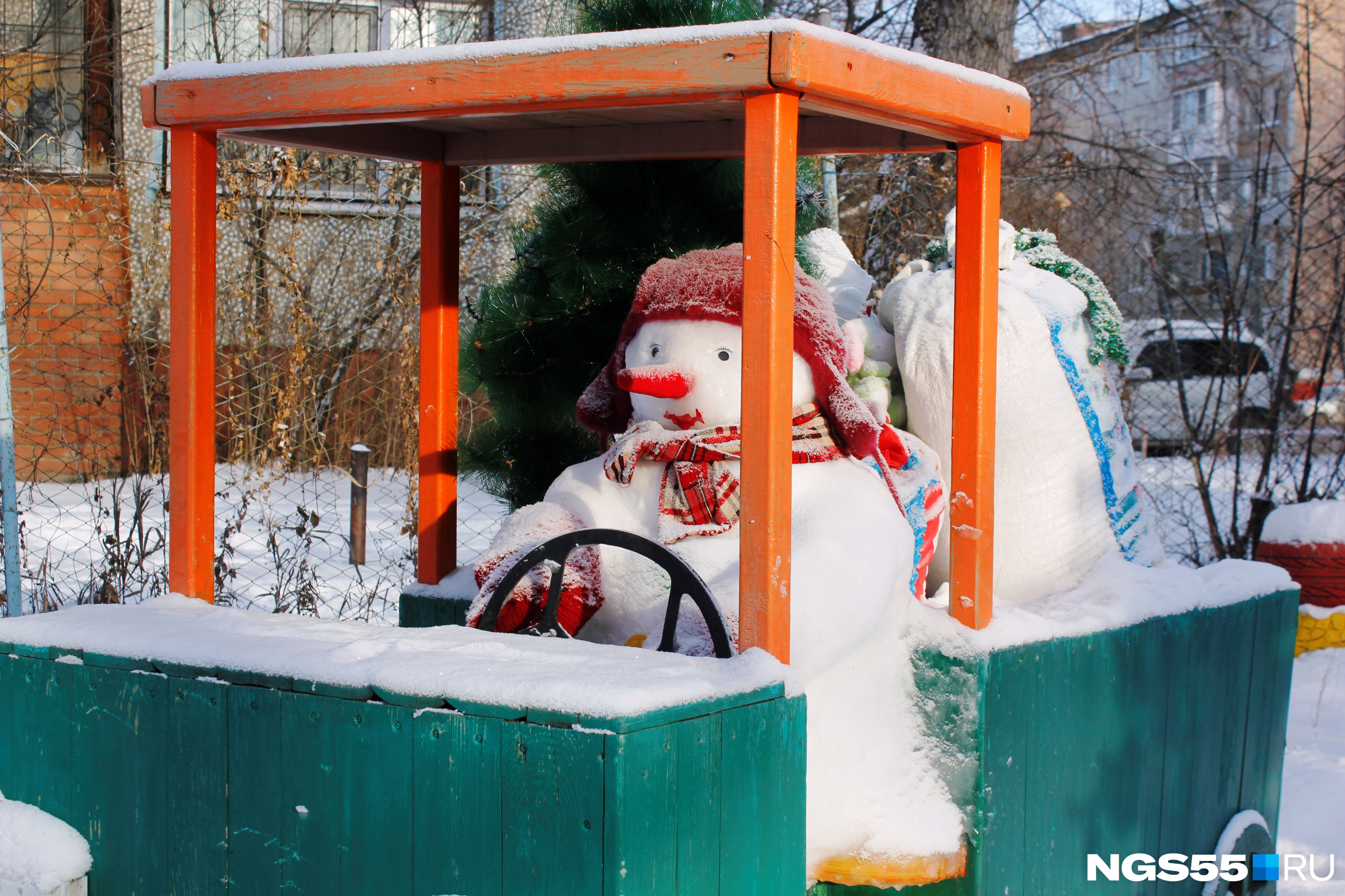 Снеговичок усердно везет мешки с подарками в своем грузовике, но, похоже, он сильно опоздал — Дед Мороз не обрадуется