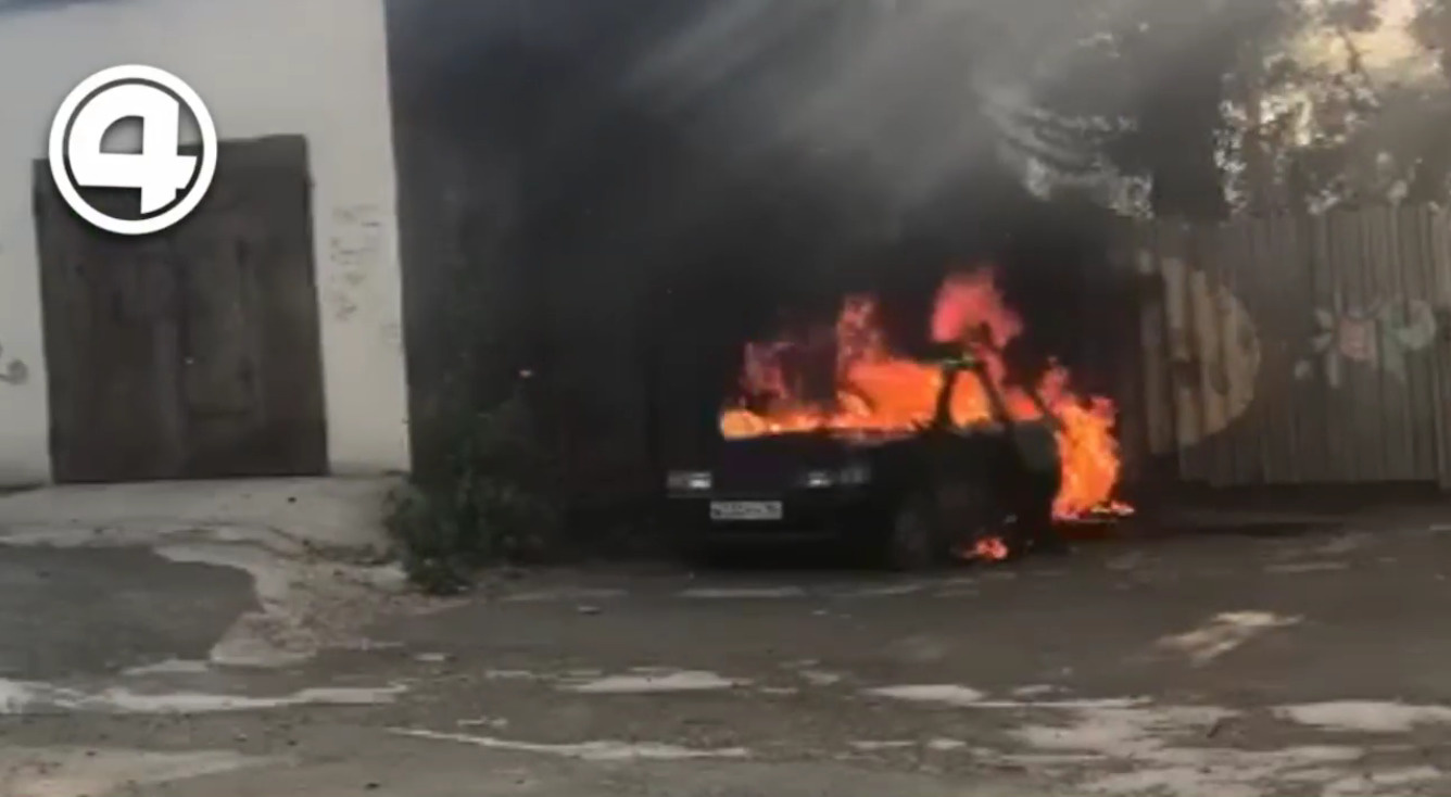 Видео, как парочка подожгла пух и спалила автомобиль в Екатеринбурге 6 июня  2021 г. - 8 июня 2021 - ФОНТАНКА.ру