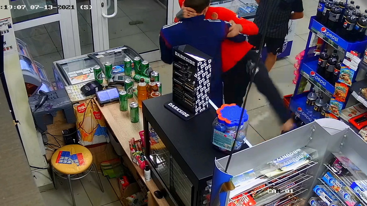 В Екатеринбурге парни устроили погром в магазине из-за банок пива: видео