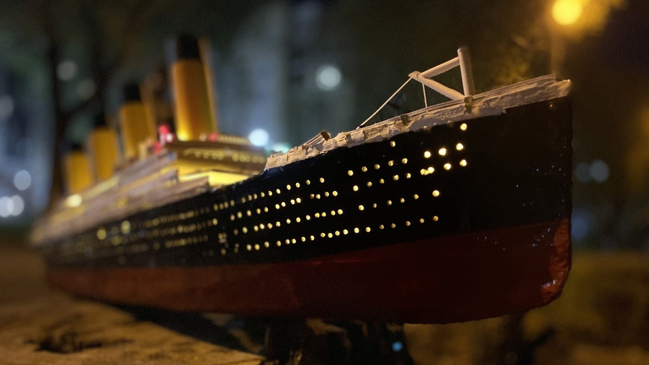 Офисный сотрудник собрал модель «Титаника» и запустил в Иртыш. Она светится!