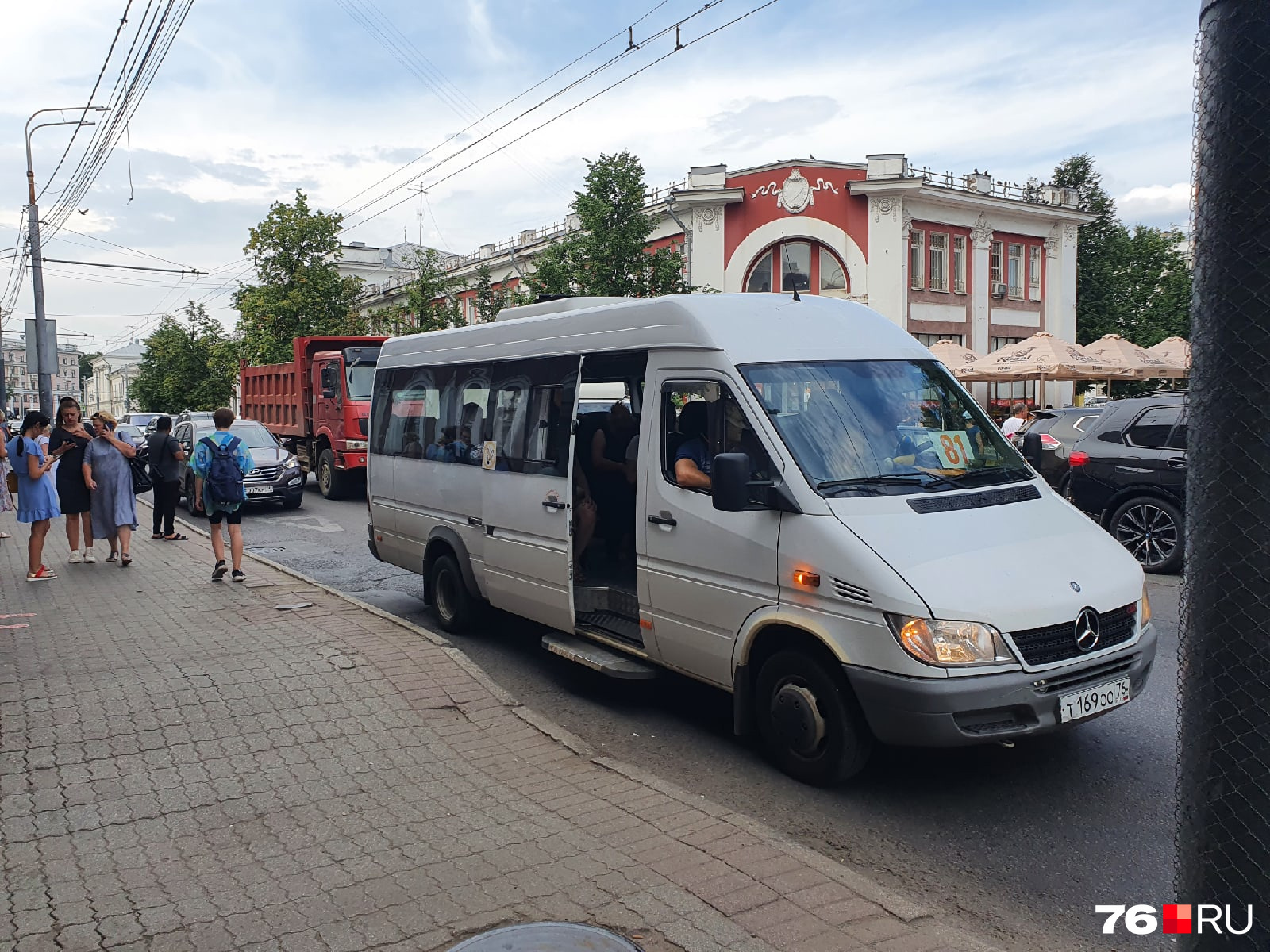 Откуда ни возьмись приехала маршрутка старого образца, хотя ее отменили Откуда ни возьмись приехала маршрутка старого образца, хотя ее отменили