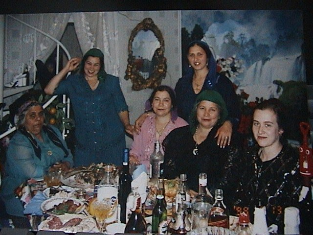 Мама Роза (в зеленом платке) с родственницами и подругами