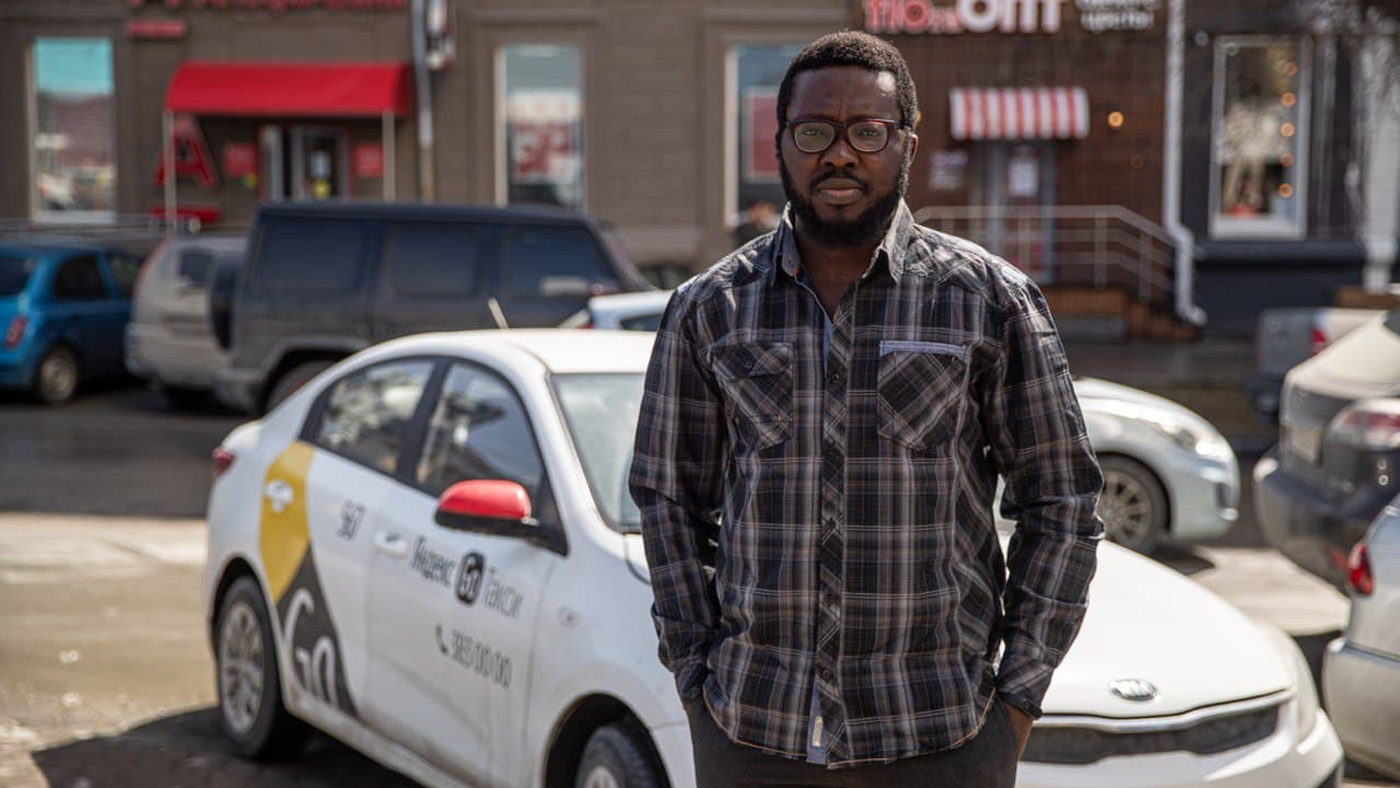 Состоятельный бизнесмен сбежал из родной Нигерии, где у него был личный водитель, чтобы таксовать в Сибири