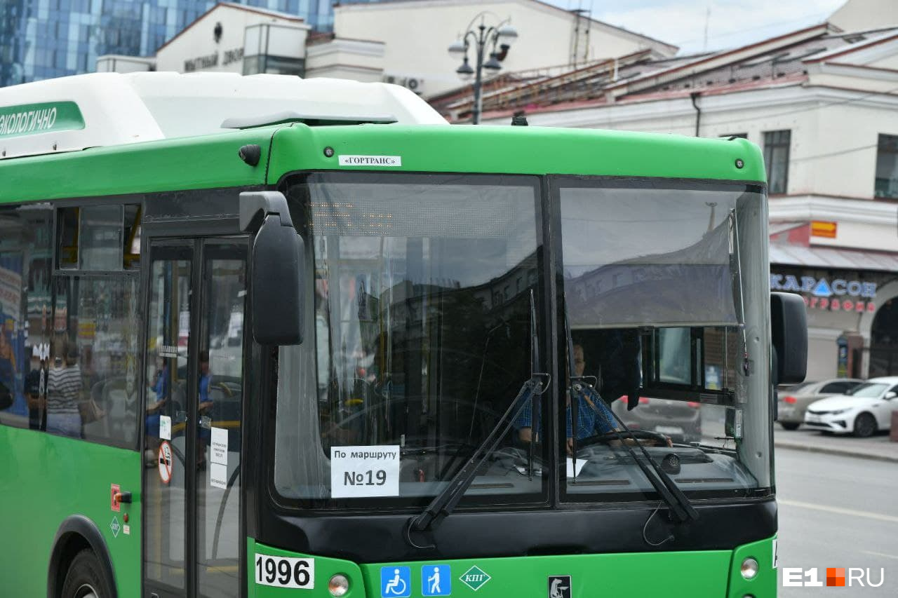 На этом фото автобус переименованного маршрута <nobr class="_">№ 36</nobr> едет с дополнительной табличкой, на которой отмечен его старый номер <nobr class="_">№ 19</nobr>