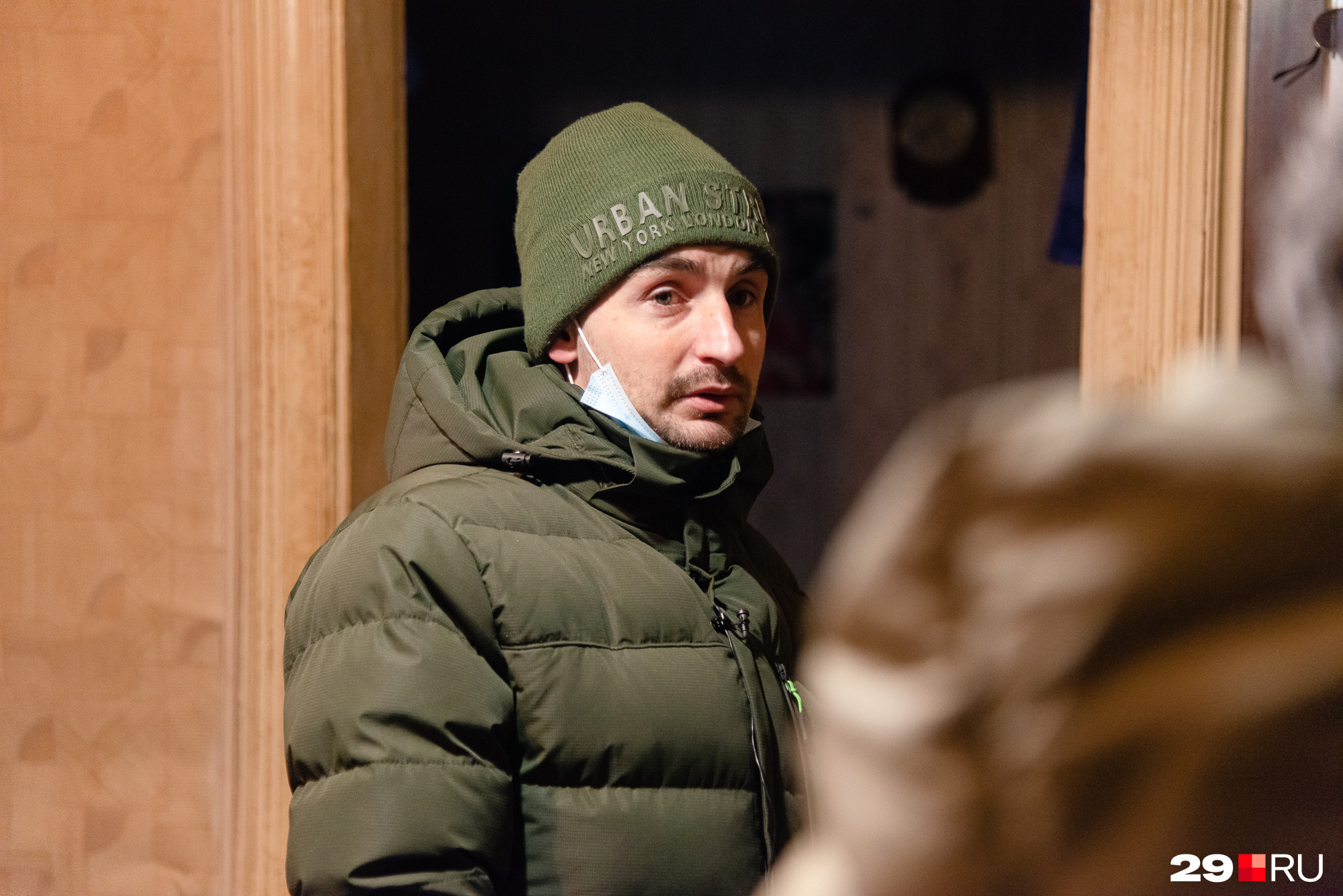 Артём рассказал нам, что жил на пособие и подрабатывал на рынке. За водой бегал в шашлычку, с едой помогали соседи Артём рассказал нам, что жил на пособие и подрабатывал на рынке. За водой бегал в шашлычку, с едой помогали соседи