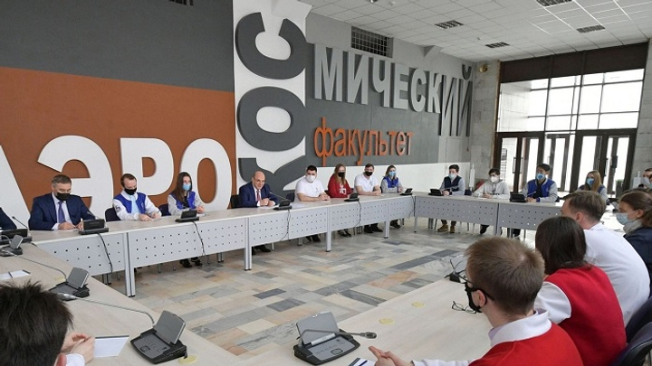 Студенты университета Решетнёва обсудили с главой кабмина господдержку учёных и программ