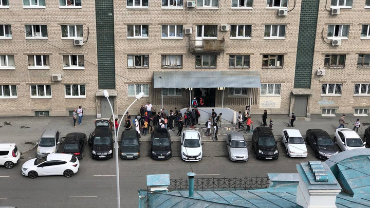 В самом центре Екатеринбурга толпа школьников избила мужчину из-за самоката