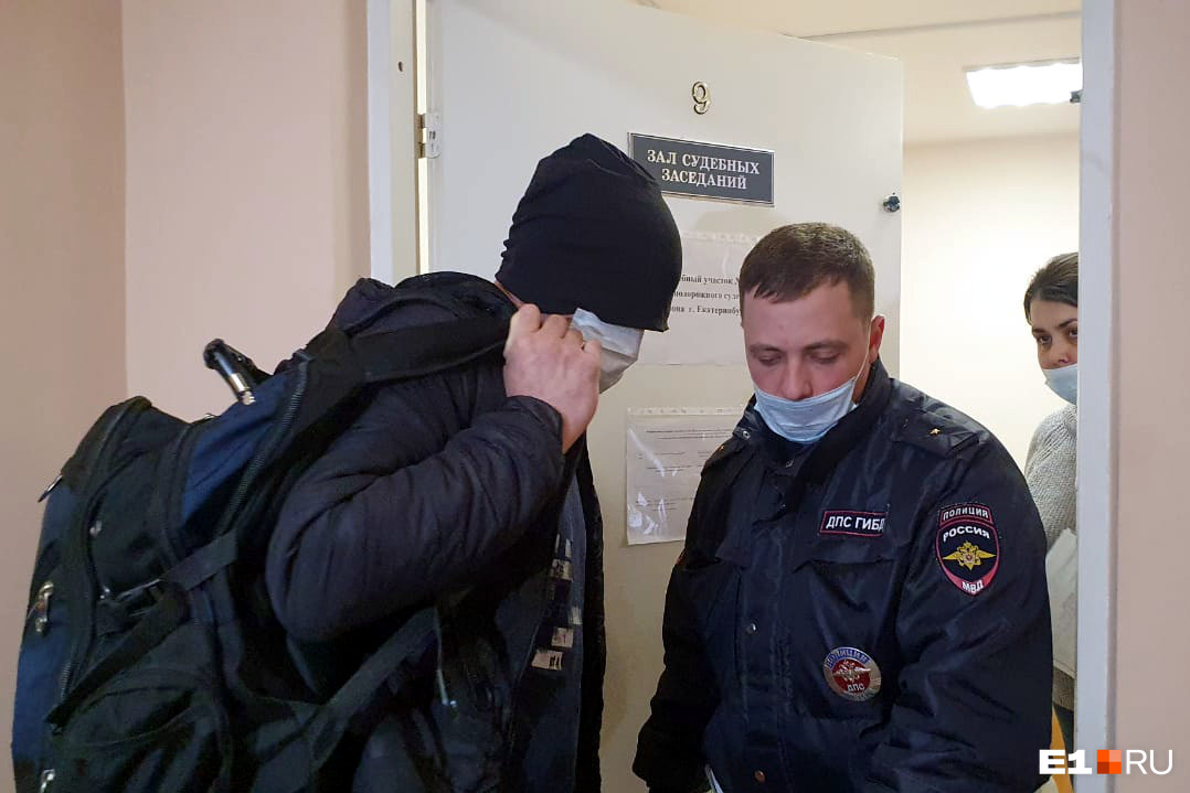 Водителя фуры лишили водительских прав на один год и три месяца, но при этом не стали назначать 15 суток ареста Водителя фуры лишили водительских прав на один год и три месяца, но при этом не стали назначать 15 суток ареста