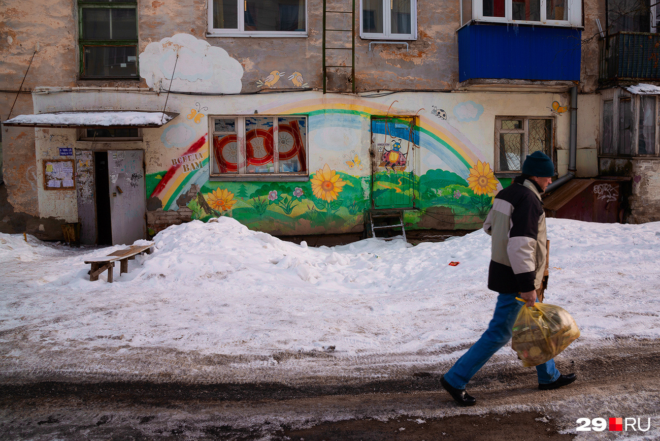Окружающая грязь и лужи по весне могут ввергнуть человека в уныние. Горожане приспосабливаются — раскрашивают стены Окружающая грязь и лужи по весне могут ввергнуть человека в уныние. Горожане приспосабливаются — раскрашивают стены