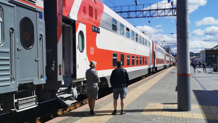 На вокзал Екатеринбурга прибыл первый туристический двухэтажный поезд: показываем его изнутри