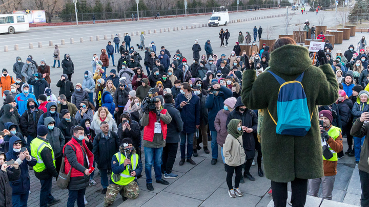 «Стало обидно»: как пожилой педагог победила страх на митинге в Красноярске