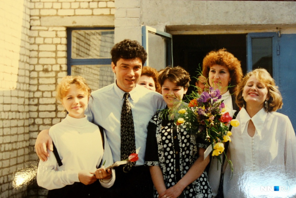 Немцов часто посещал школы города. Это фото сделано на День учителя в 1992 году Немцов часто посещал школы города. Это фото сделано на День учителя в 1992 году