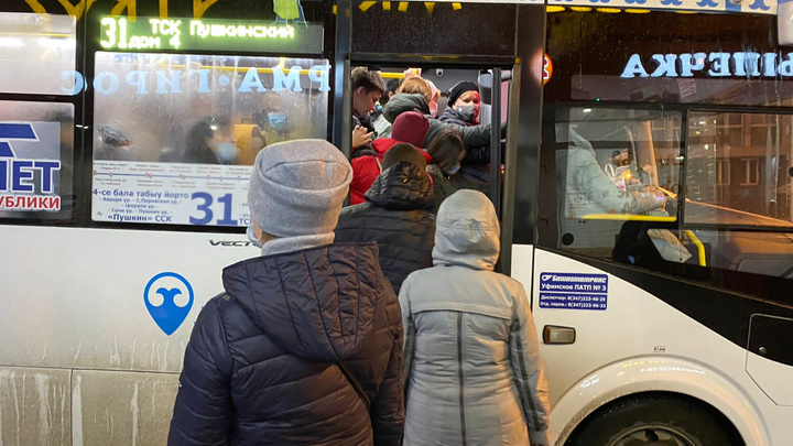 «То ли коронавируса бояться, то ли извращенцев»: пассажиры автобусов в Уфе терпят давки в разгар пандемии