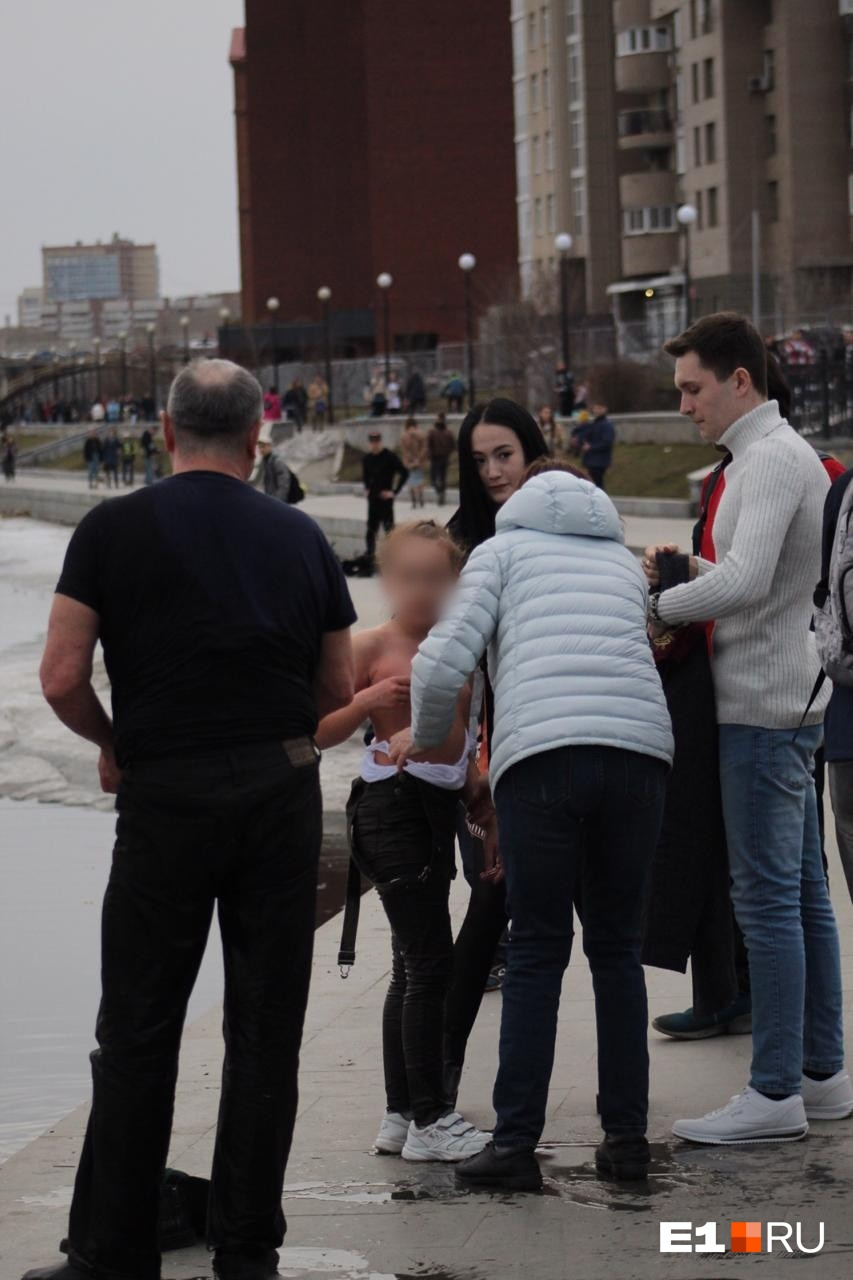 Девочку на скорой помощи увезли в больницу Девочку на скорой помощи увезли в больницу