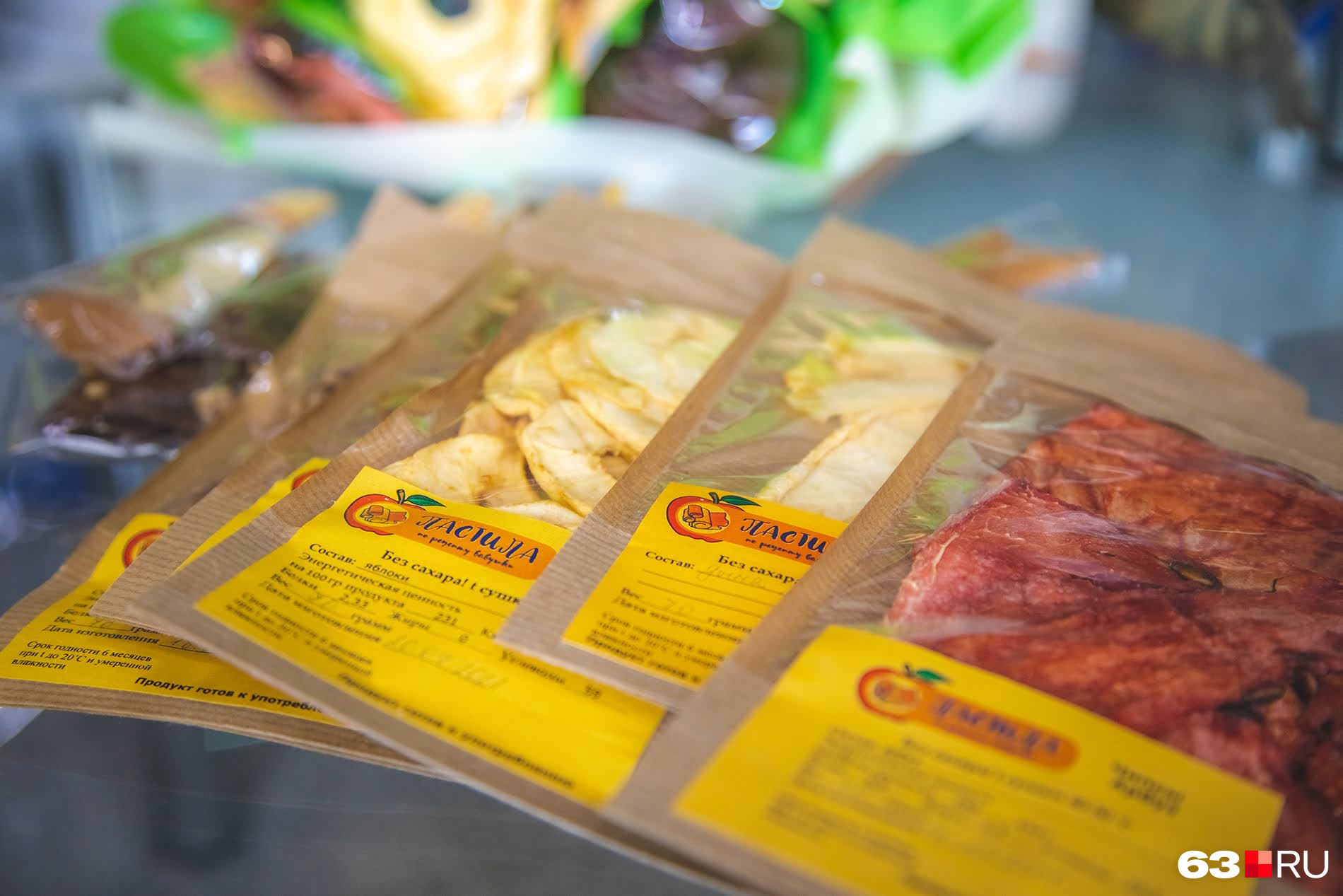 Свою продукцию Ксения упаковывает в крафтовые пакеты Свою продукцию Ксения упаковывает в крафтовые пакеты
