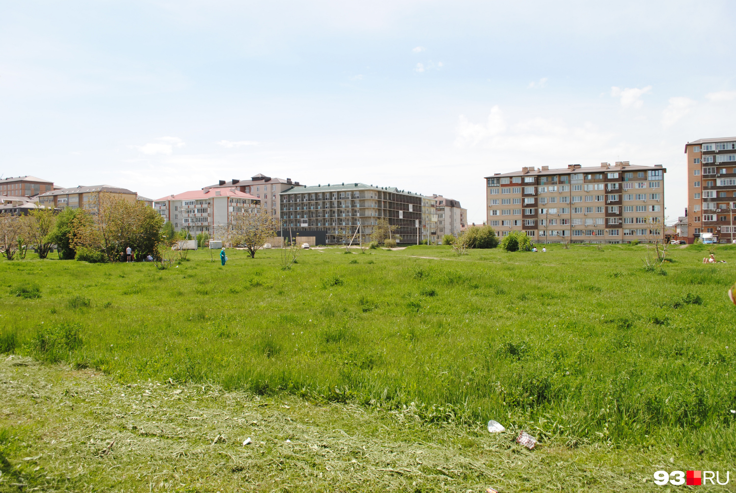 Жители Российского верят, что когда-нибудь на этом поле построят школу и детский сад