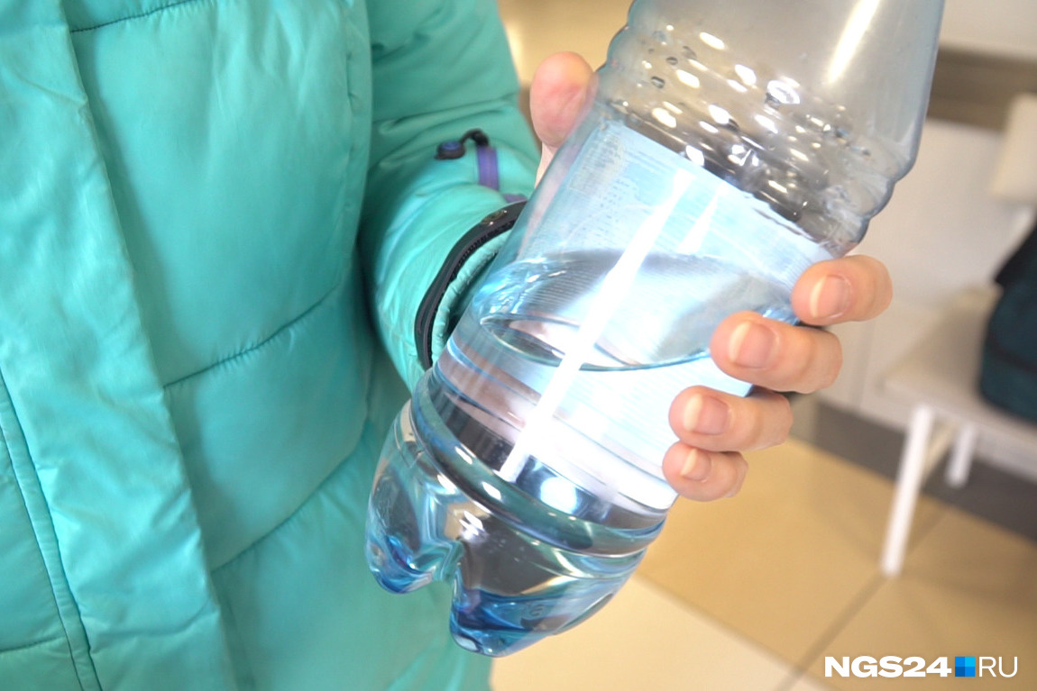 Девушка захватила бутылку с собой попить, но уже в больнице узнала, что пить эту воду нельзя