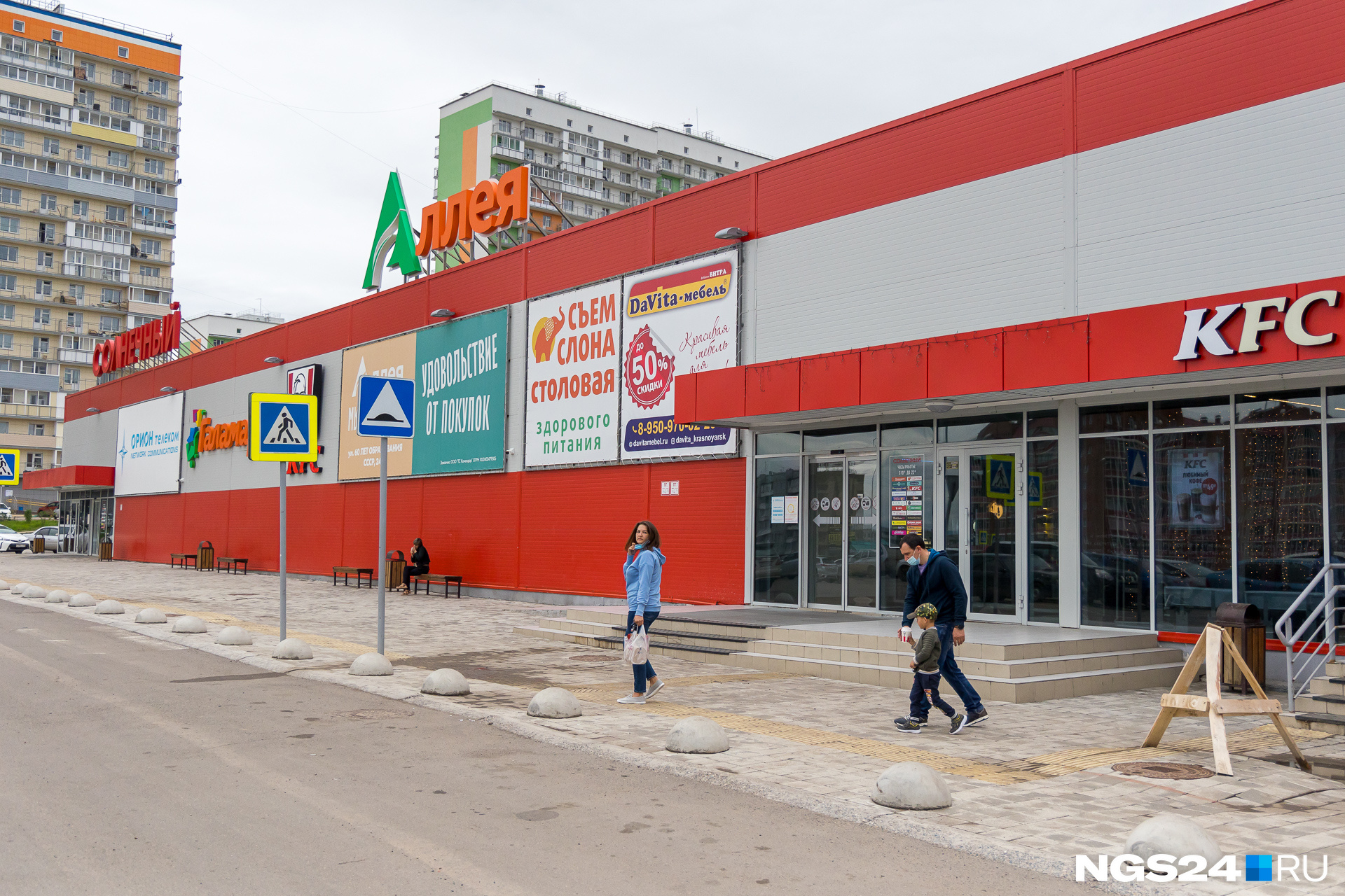 В Солнечном много супермаркетов, есть рынки, а недавно открыли гипермаркет «Аллея»
