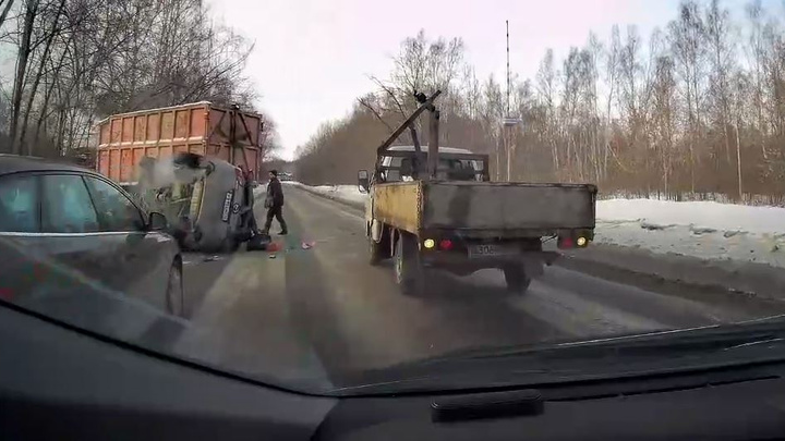 Машина подпрыгнула и перевернулась: ДТП на Норильской попало на видео