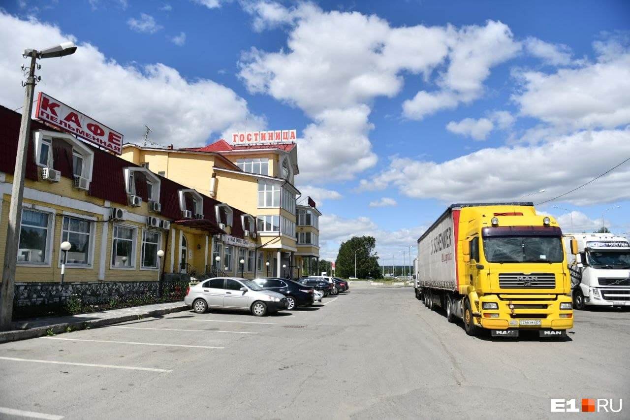 На время ремонта грузовика Владимира поселили в небольшом придорожном отеле