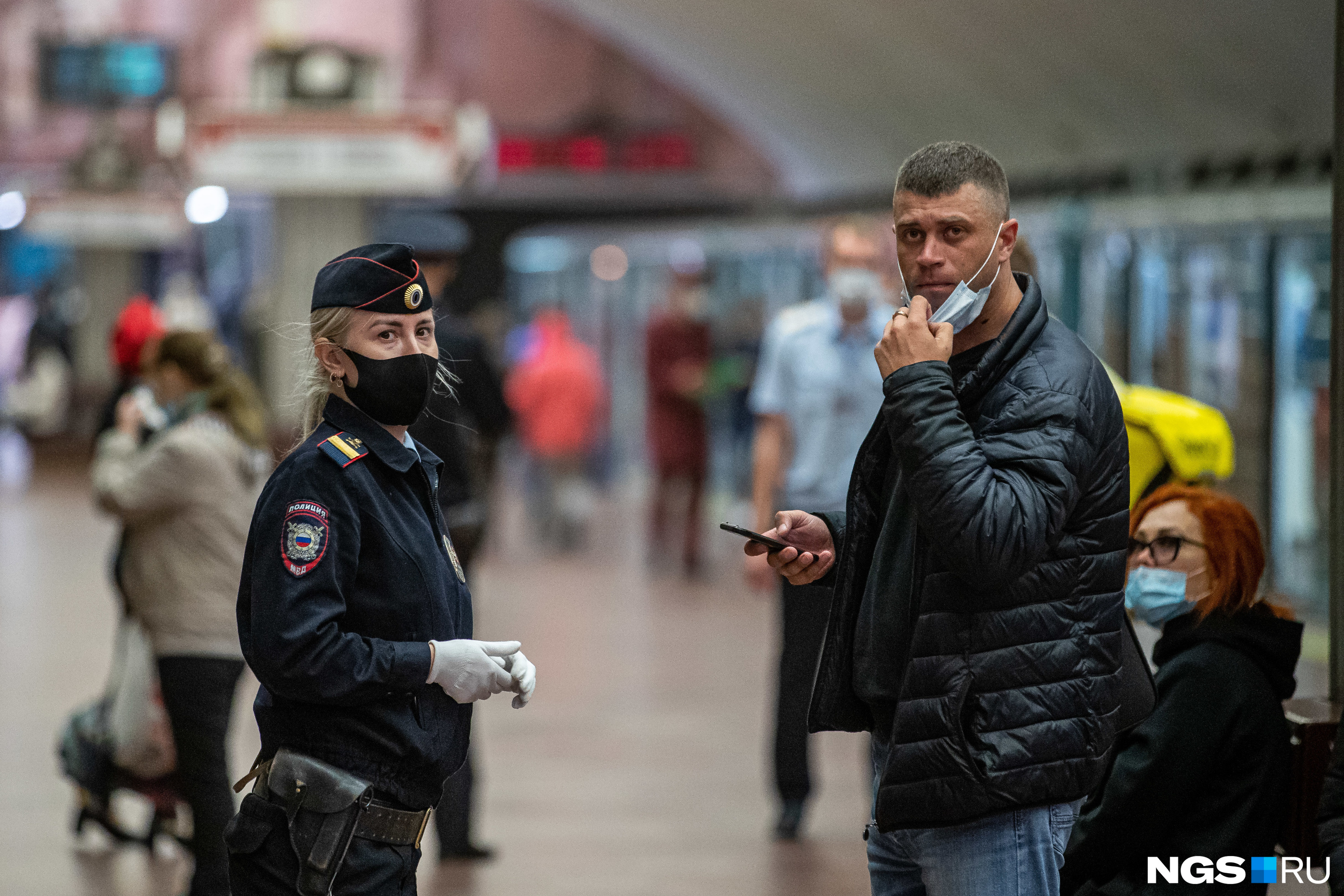 Опять новосибирск. Контроллеры масок в метро. Рейд 15 октября 2020 метро красный проспект Новосибирск НГС.