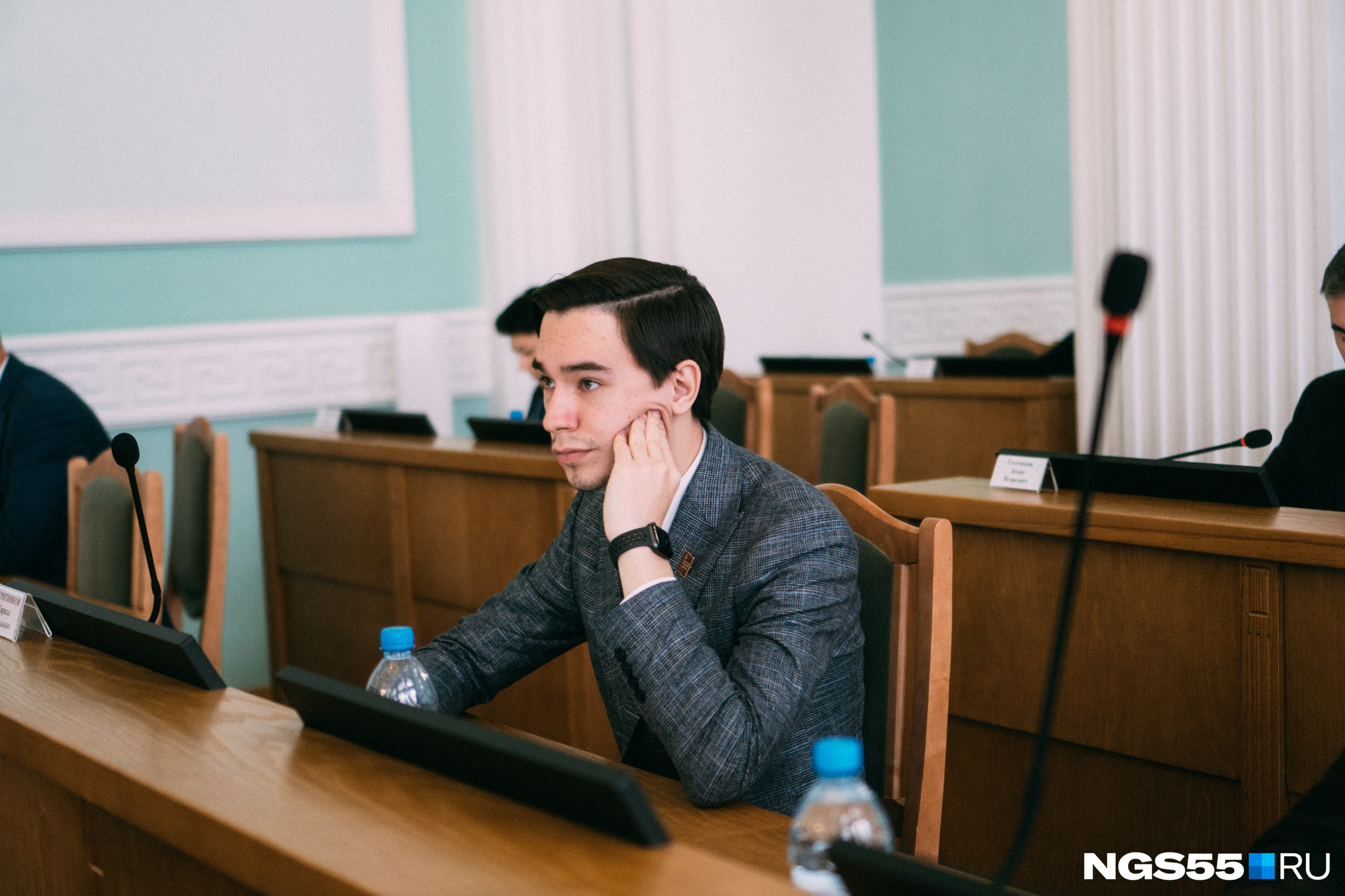 В горсовет он пришел четыре года назад студентом медуниверситета, а теперь работает врачом-стоматологом