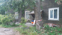 «Люди спешно покидали здание»: в центре Архангельска вновь сошел со свай деревянный дом