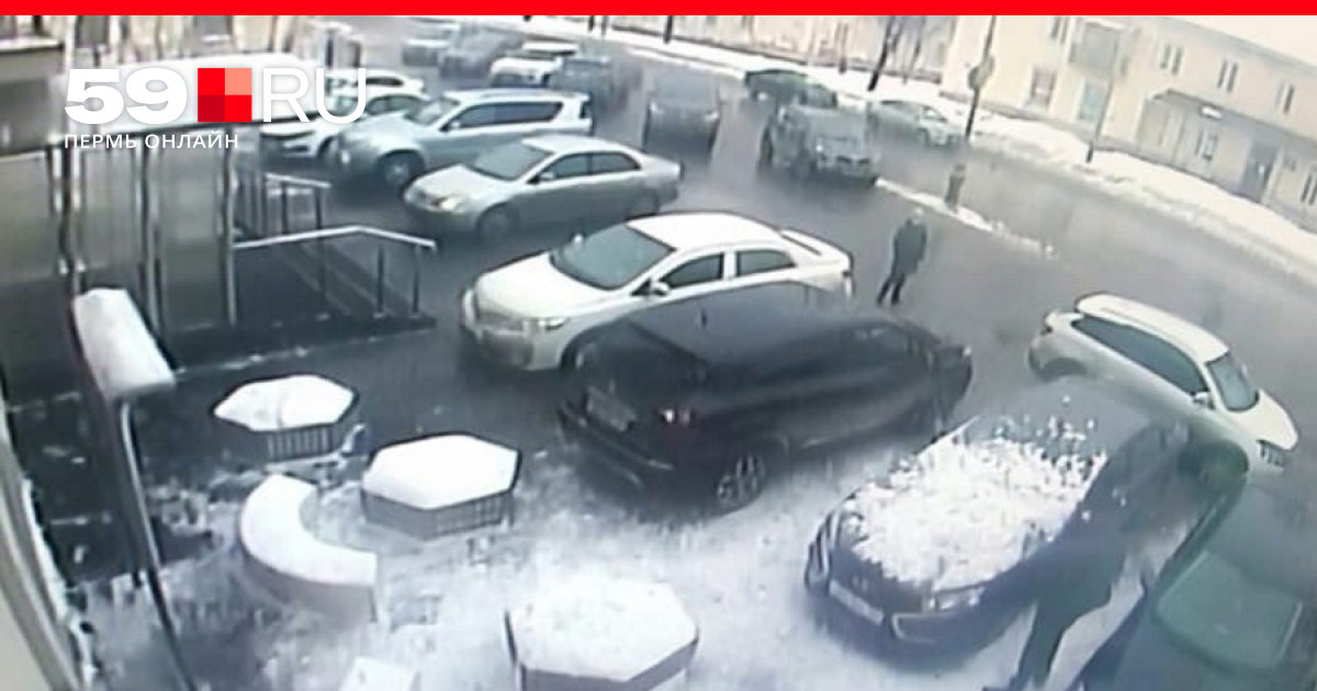 Падение снега на автомобиль. Глыба льда упала на автомобиль. Льдина упала с крыши на автомобиль. Снег упал на крышу авто.