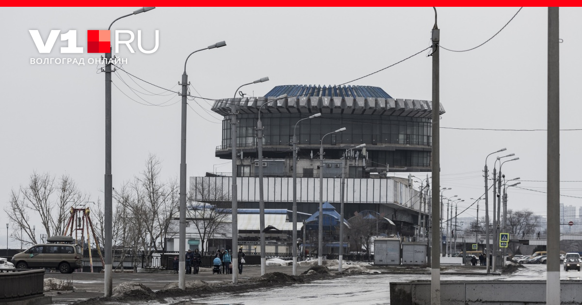 На Нулевой Продольной не влезшая под эстакаду фура врезалась в ...