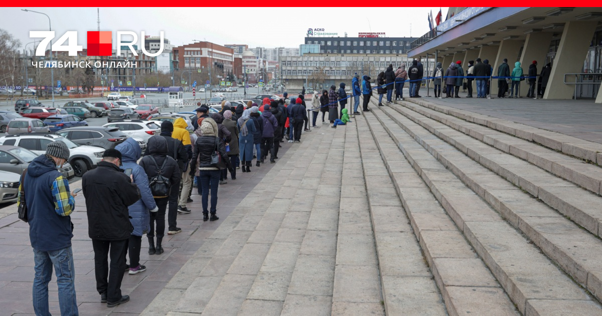 Гена букин в отпуске дома на диване