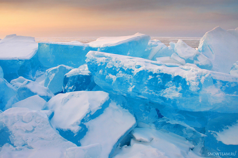 Торосы на мысе Елохин. Байкальский лед встречается самых невероятных оттенков: от голубого до темно-зеленого, бирюзового, белого и даже черного. Цвет обусловлен температурой замерзания льда и может меняться в зависимости от погоды и освещения.