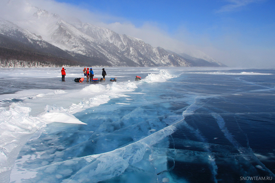 Байкальский лед — сложное образование со всеми его узорами трещин, замерзшими пузырьками, торосами и надвигами. Все это дышит, трещит и ухает, как будто Байкал-батюшка ворочается во сне подо льдом.