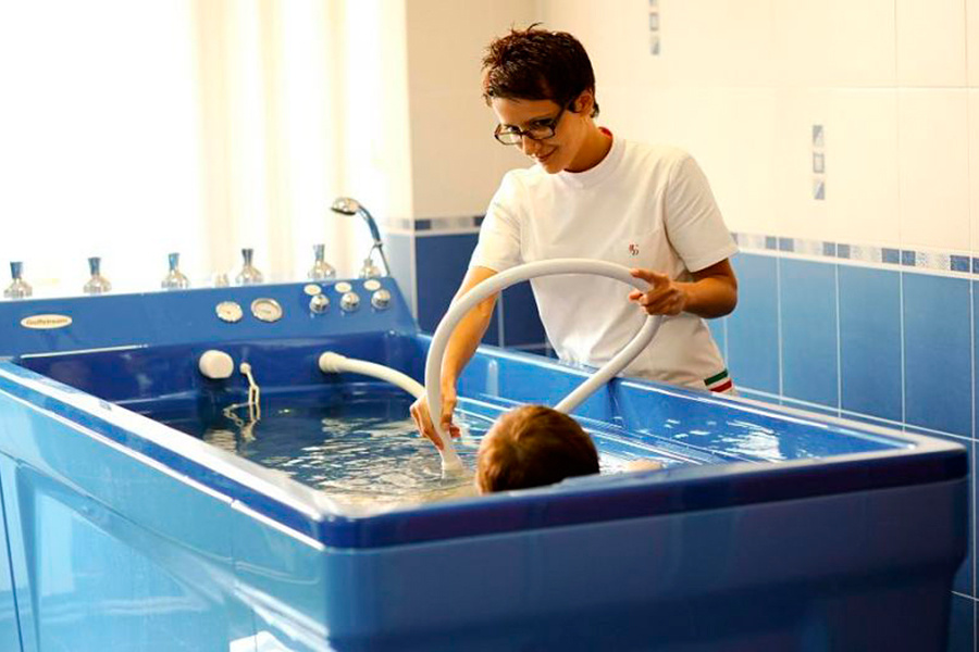 В «Сибиряке» вы можете попробовать различные виды лечебных ванн и душей: пантовые, жемчужные, йодобромные ванны. Душ Шарко — одна из самых популярных водных процедур, обладающая антицеллюлитным эффектом.
