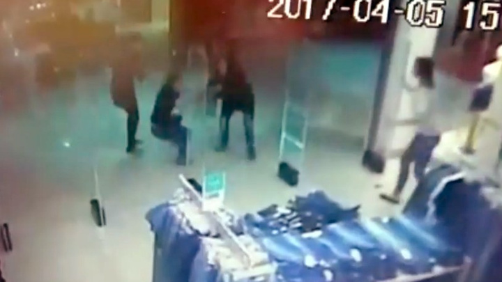 Женщина пыталась
украсть детскую одежду в ТЦ «Красноярье» и получила неожиданный отпор от
продавцов