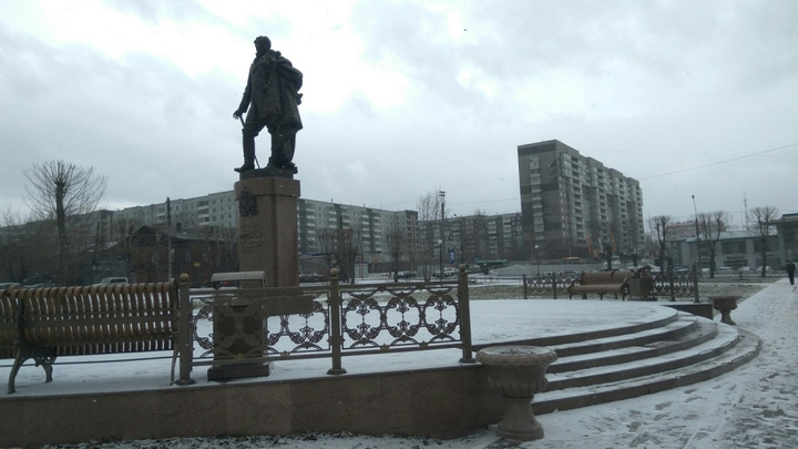 Памятник первому губернатору на Копылова начал крошиться спустя 4 месяца после открытия