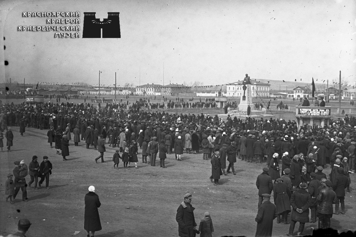 Сбор демонстрантов у памятника Ленину 1 мая 1930 года<br> Сбор демонстрантов у памятника Ленину 1 мая 1930 года<br>