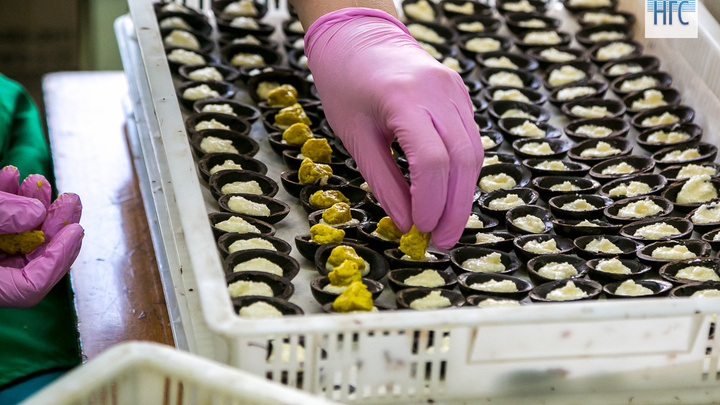 Работа на зависть: кондитер «Краскона» рассказала, как делает руками 20 кг сладостей в день и лакомится ли ими на работе