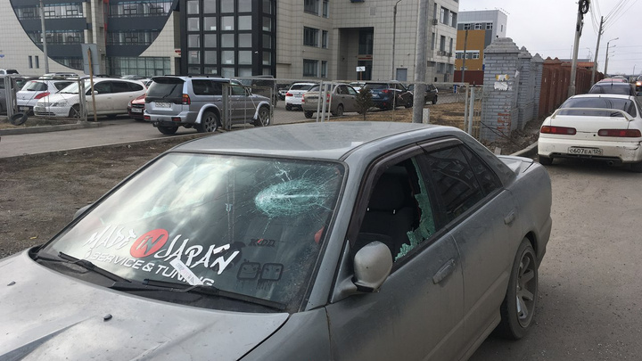 Стекла «Ниссана» по кругу разбили битой при парковке у Кадастровой палаты
