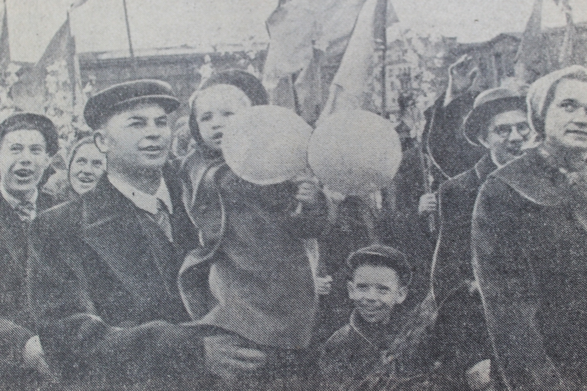 1959 год. На Первомай красноярцы одевали лучшие одежды и неизменно брали с собой детей<br>
